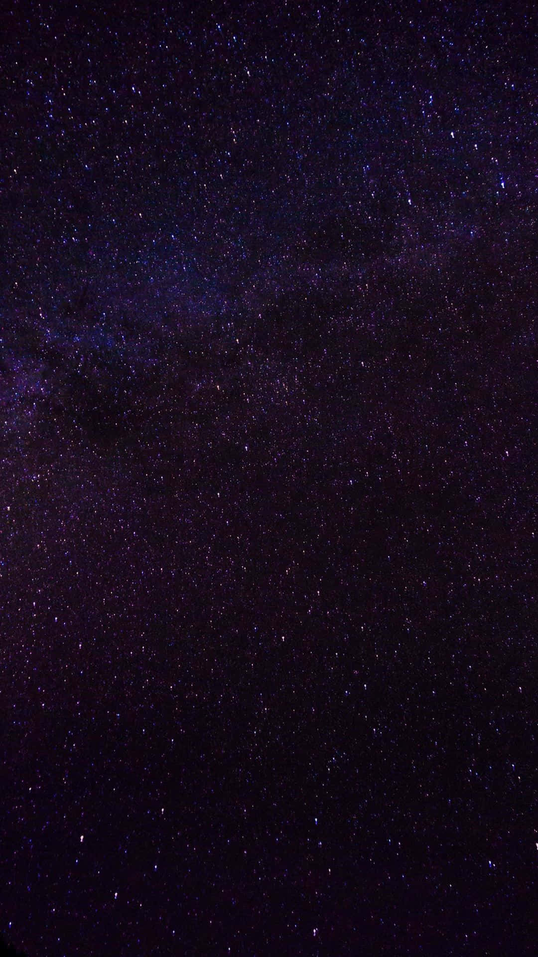 深紫色夜空中的銀河系與星星