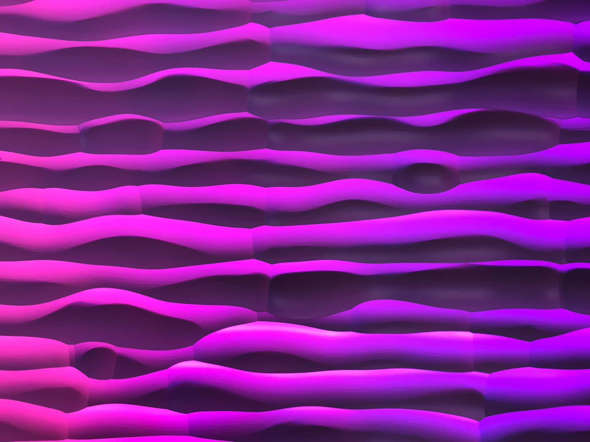 發光紫色和洋紅色調的抽象3D波浪紋理。