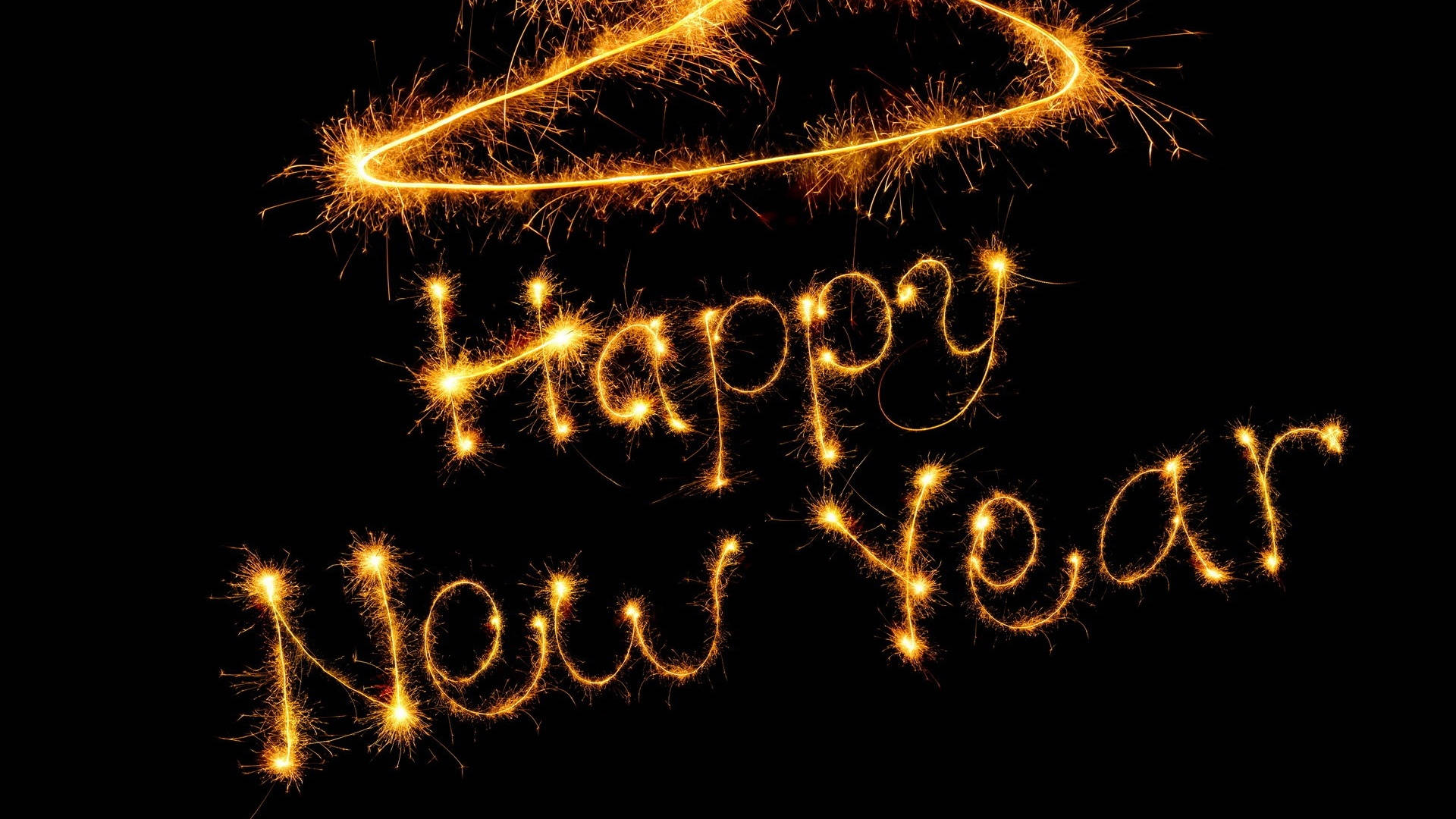 以金色煙火燈光寫成的「Happy New Year」，上方有光環。