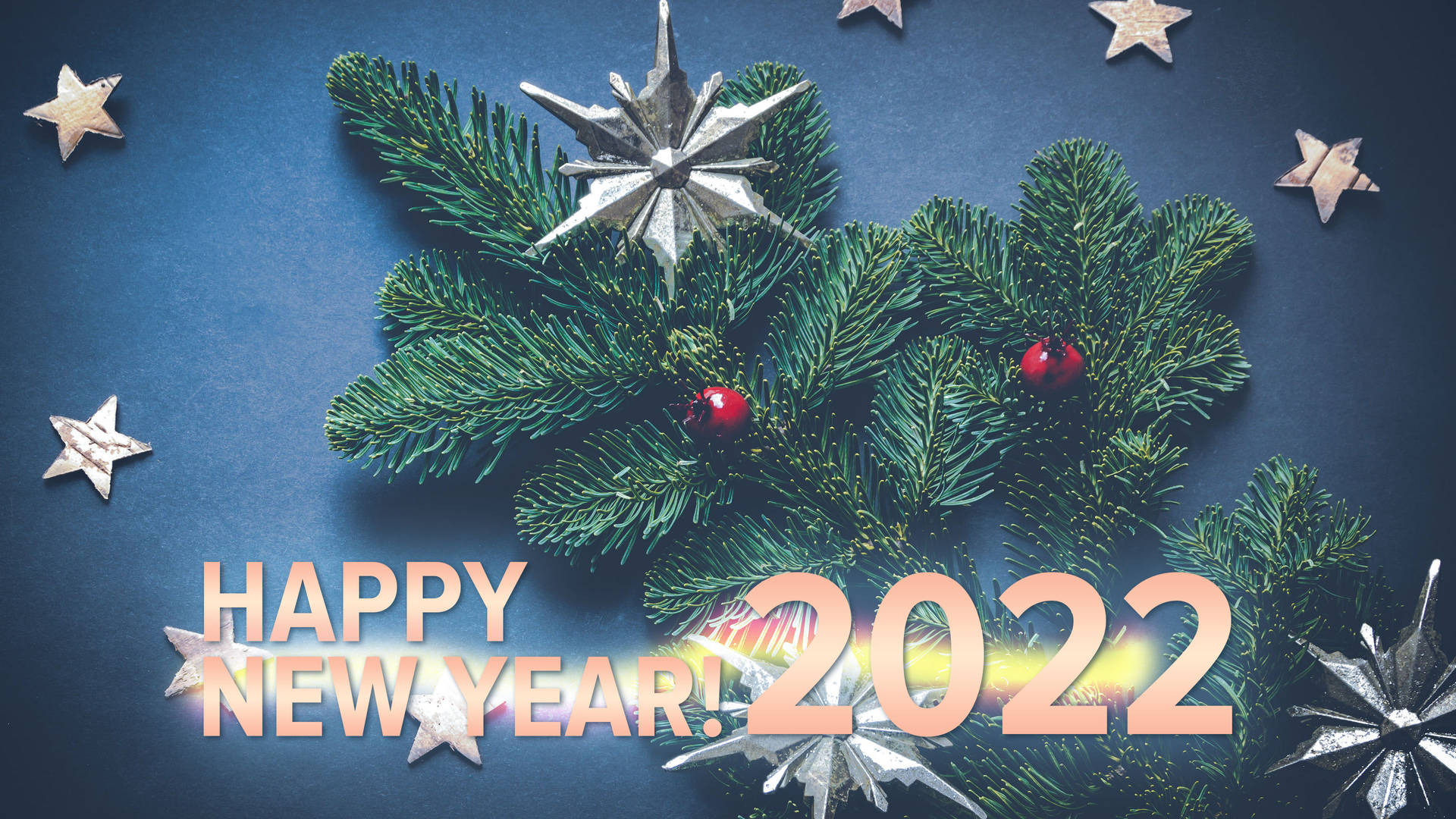 2022年新年的節日常青樹枝，帶有紅色漿果和銀色星星。