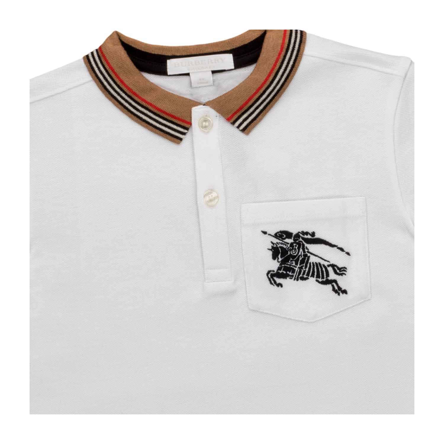 白色 Polo 衫，胸前口袋有刺繡騎士，條紋領口。
