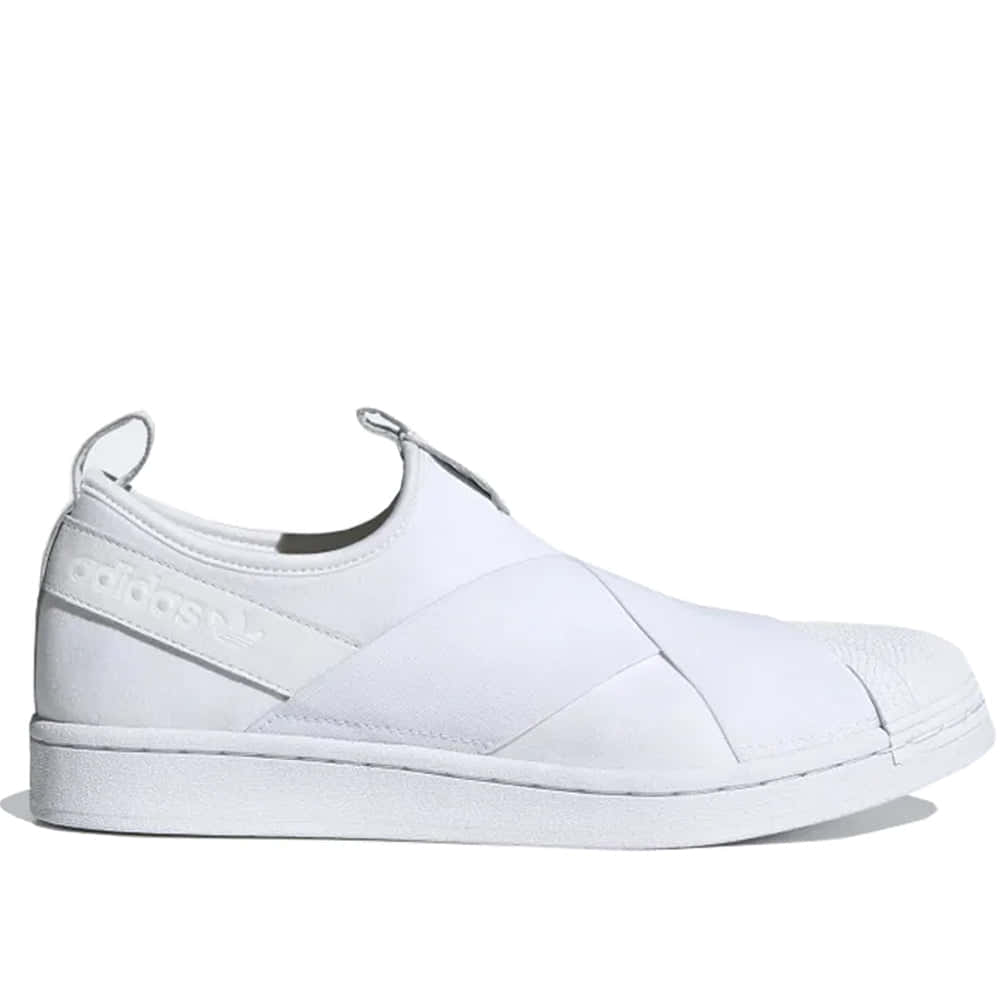 以經典Adidas風格開啓你的時尚 壁紙 — 一雙純白色的adidas slip-on運動鞋，帶有乾淨的縫線和簡約設計，背景為素色。