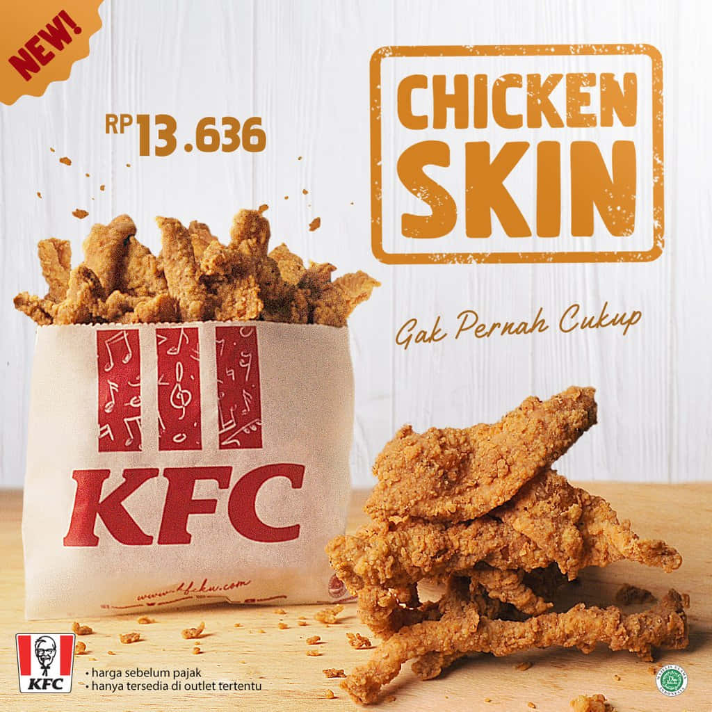 KFC雞皮小吃，價格和促銷文字在木桌上。