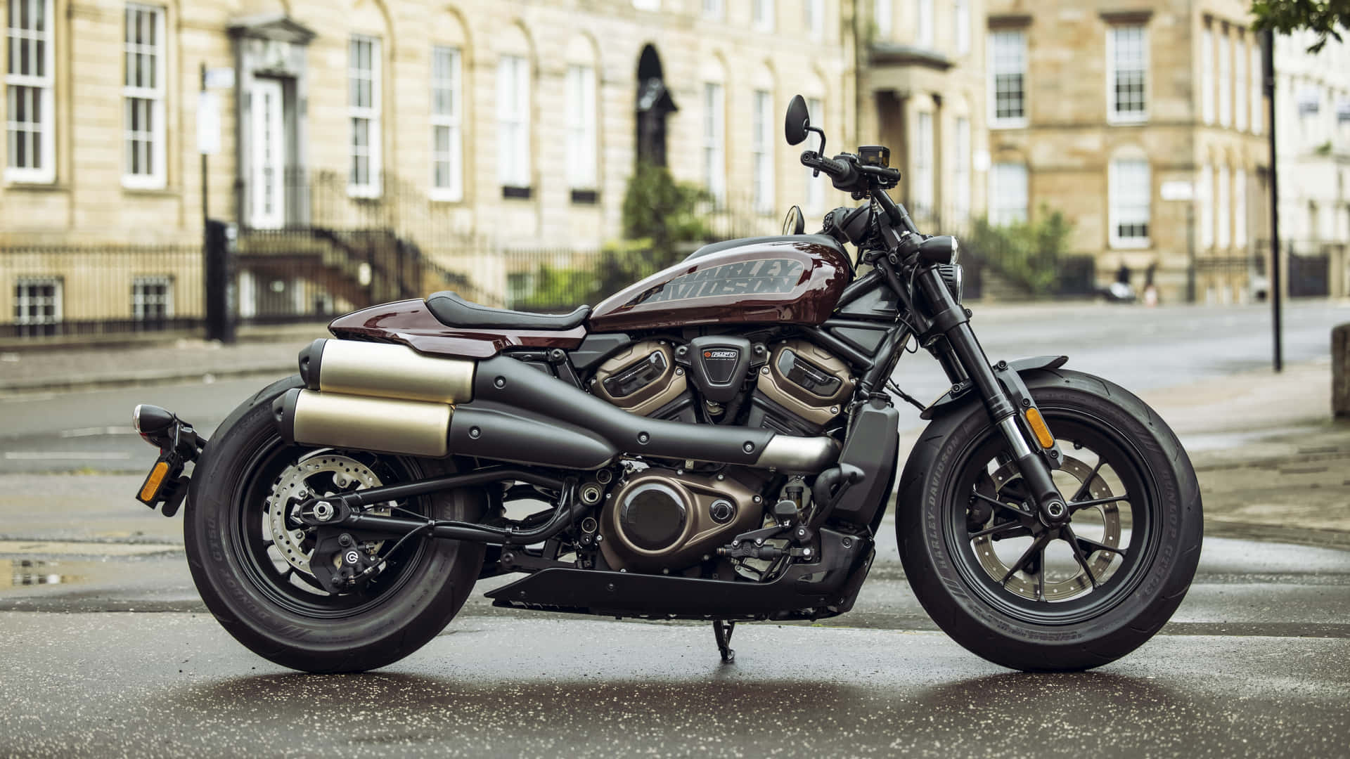一架栗色和鍍鉻Harley-Davidson電單車停泊在潮濕的城市街道上。