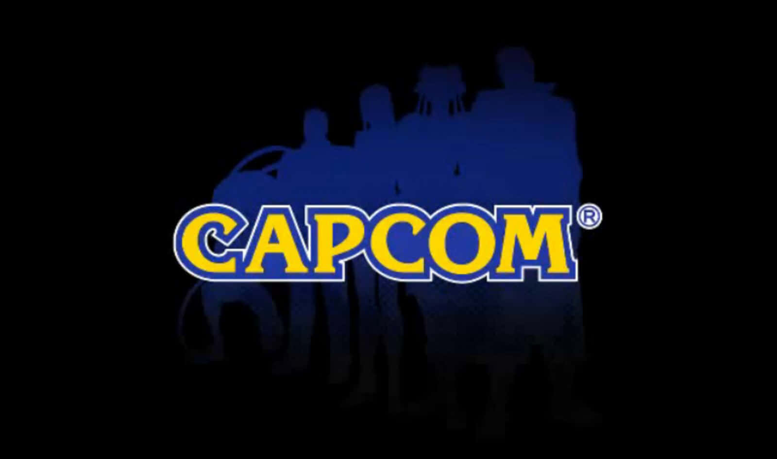以經典壁紙欣賞卡普空的傳奇作品 壁紙 — Capcom 標誌以粗體黃色配藍色輪廓，在深色背景上呈現遊戲角色的淡藍色剪影。
