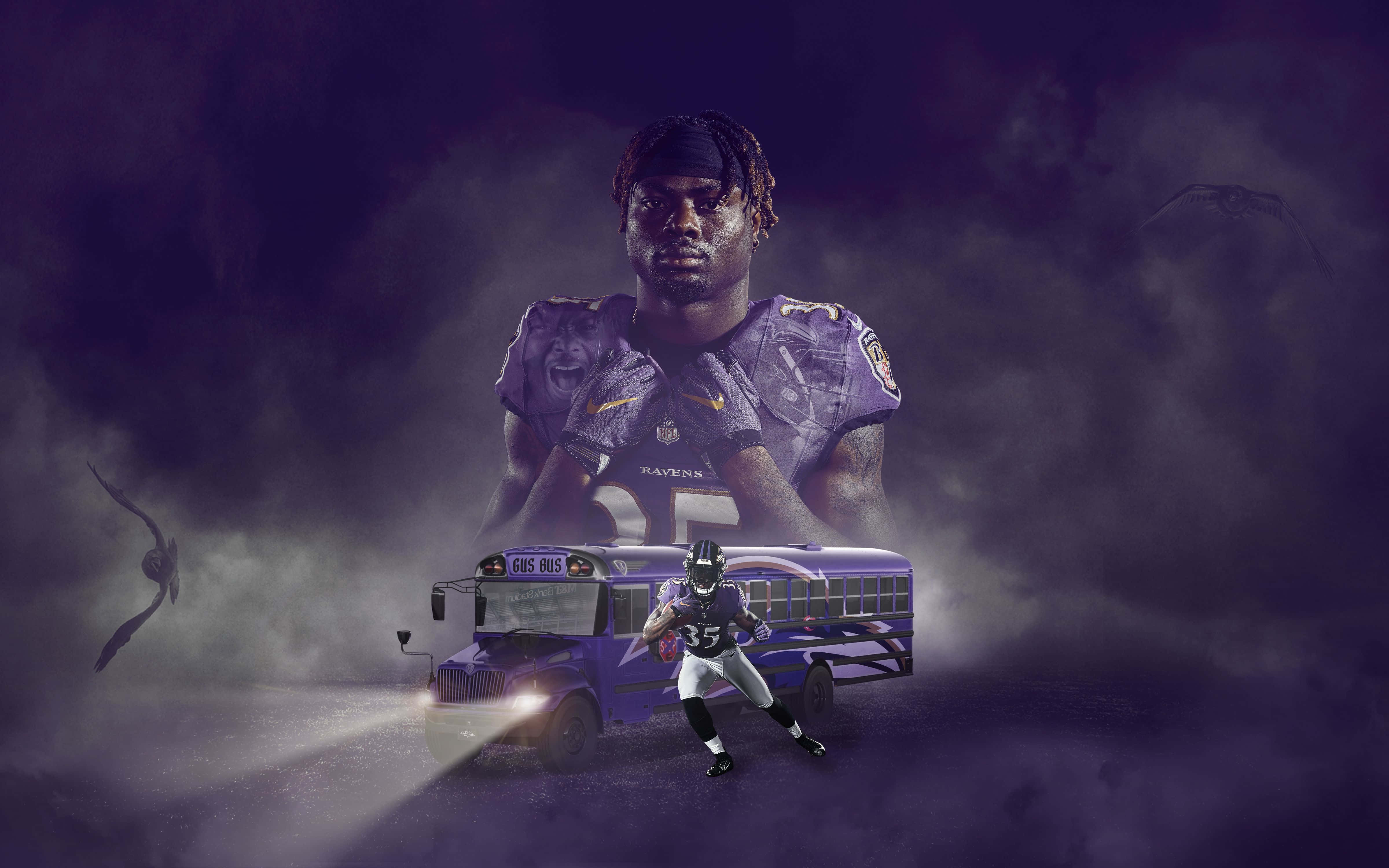 以經典巴爾的摩烏鴉隊背景展現你最愛的NFL球隊 壁紙 — 一名身穿紫色球衣的足球運動員站在發光的紫色巴士頂上，另一名球員在下方迷霧黑暗的場景中奔跑。