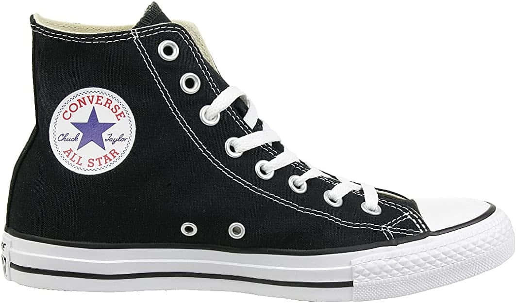 以經典白色匡威鞋，刷新你的時尚風格 壁紙 — 經典黑色高筒Converse Chuck Taylor All Star運動鞋，白色鞋帶和橡膠鞋頭，在工作室燈光下展示。