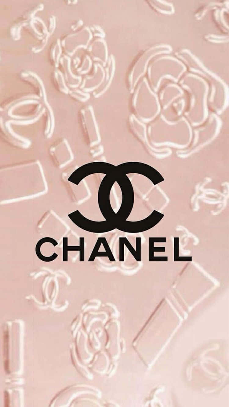 粉紅色紋理背景，帶有 Chanel 標誌和玫瑰，並展示品牌標誌。