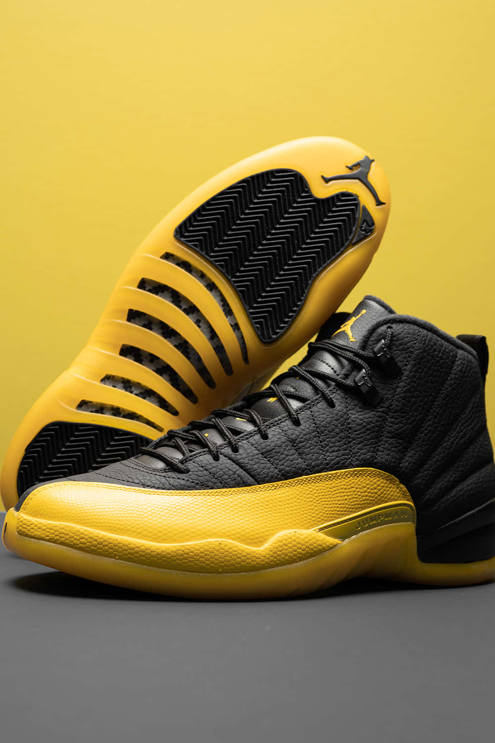 黑黃色Jordan 12籃球運動鞋，附鞋底細節。