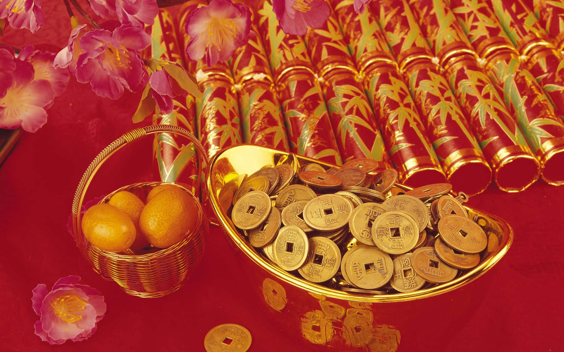 金幣、柑橘和粉紅色花朵在紅色背景上，用於農曆新年。