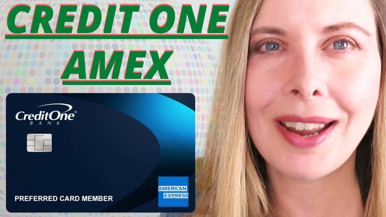 女性在Credit One American Express信用卡旁微笑。