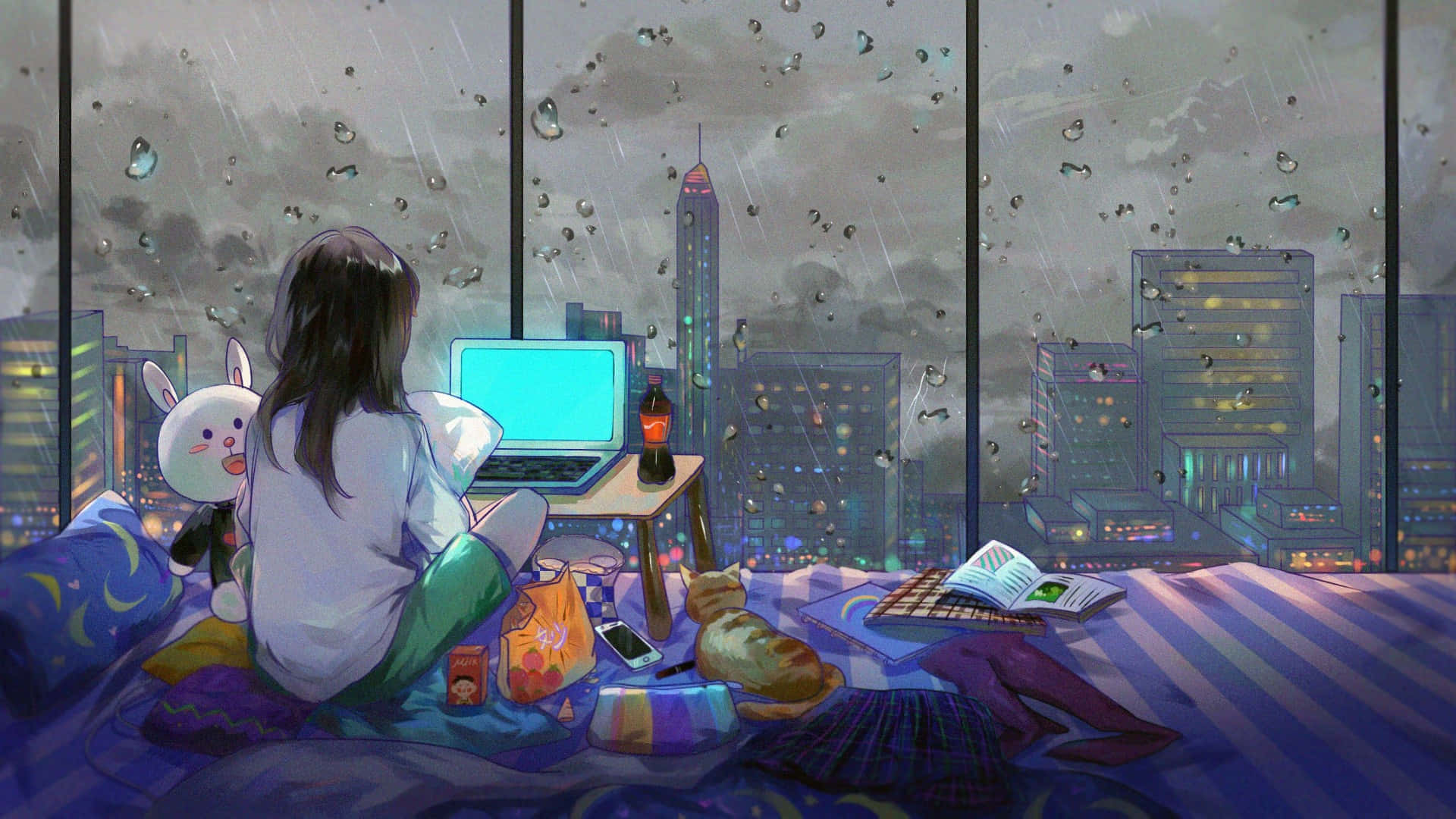 以美學電腦保持創意活力 壁紙 — 一個女孩坐在床上，帶著手提電腦和小吃，看著雨水從窗戶流下，窗外是霓虹燈閃爍的城市夜景。