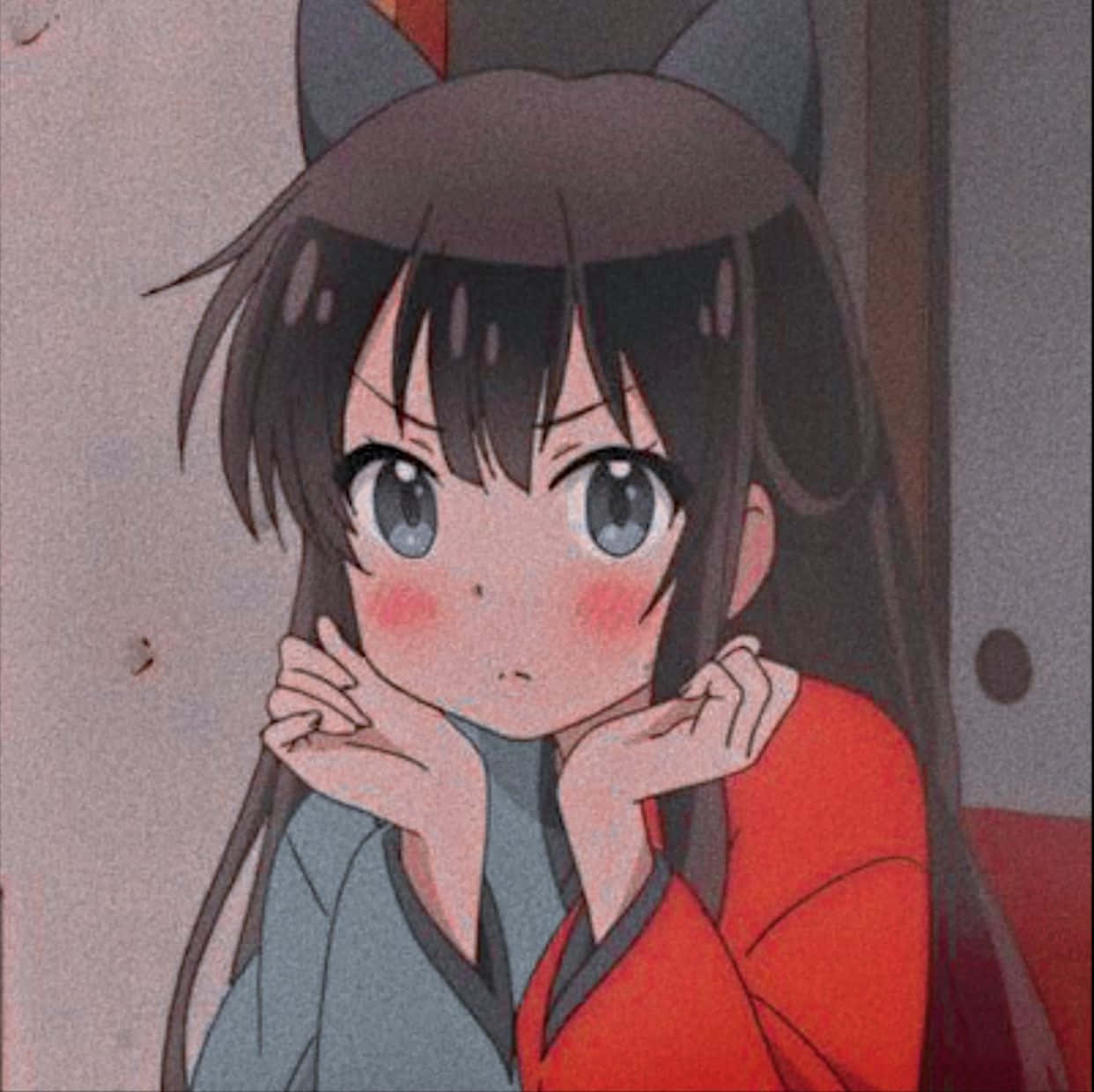 以美麗溫馨美學實現內心平和 壁紙 — 一個可愛的動漫女孩，有貓耳朵和玫瑰色的臉頰，在舒適的室內環境中用手托著下巴。