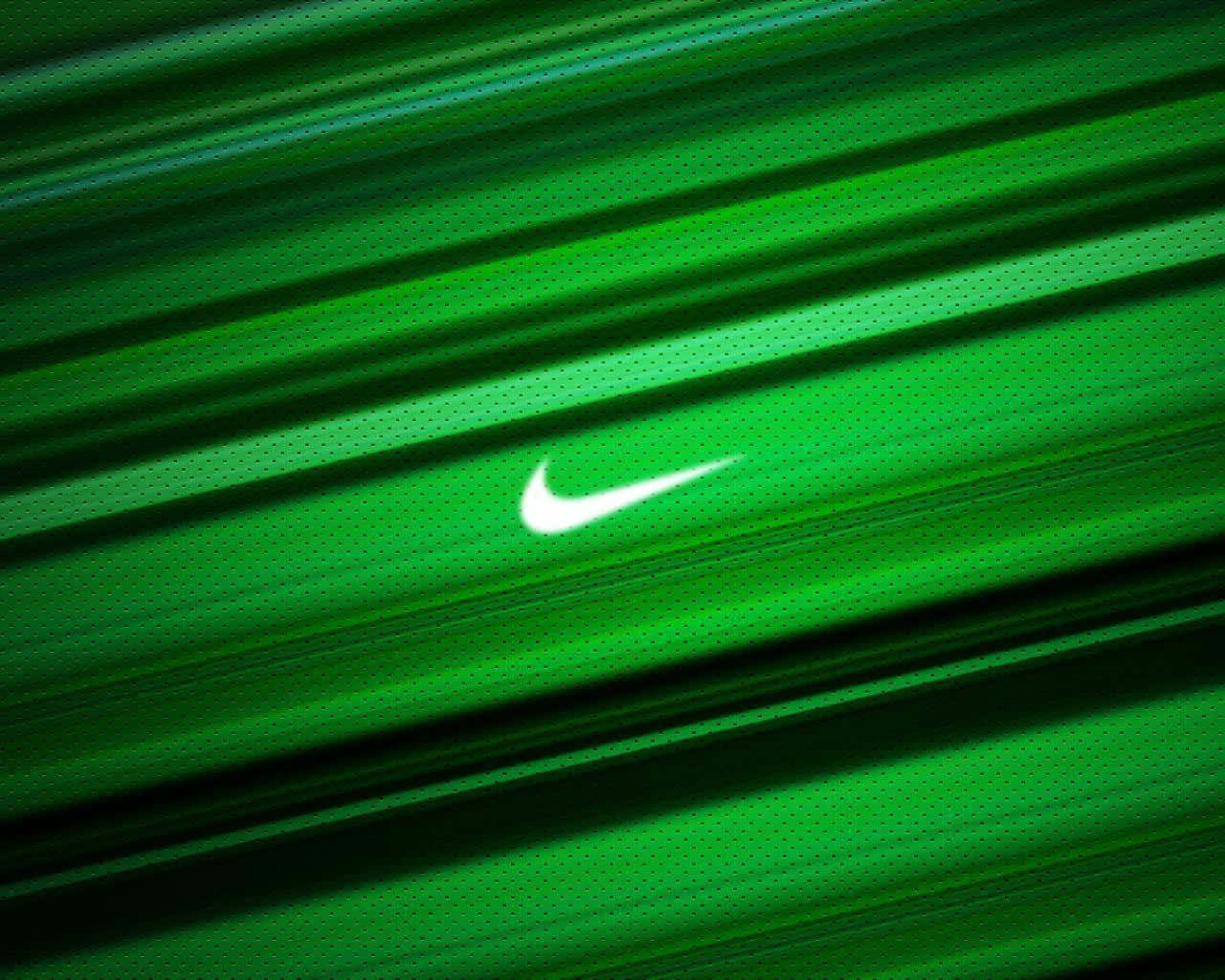 白色Nike剔號標誌在綠色運動布料上，帶有運動模糊條紋。