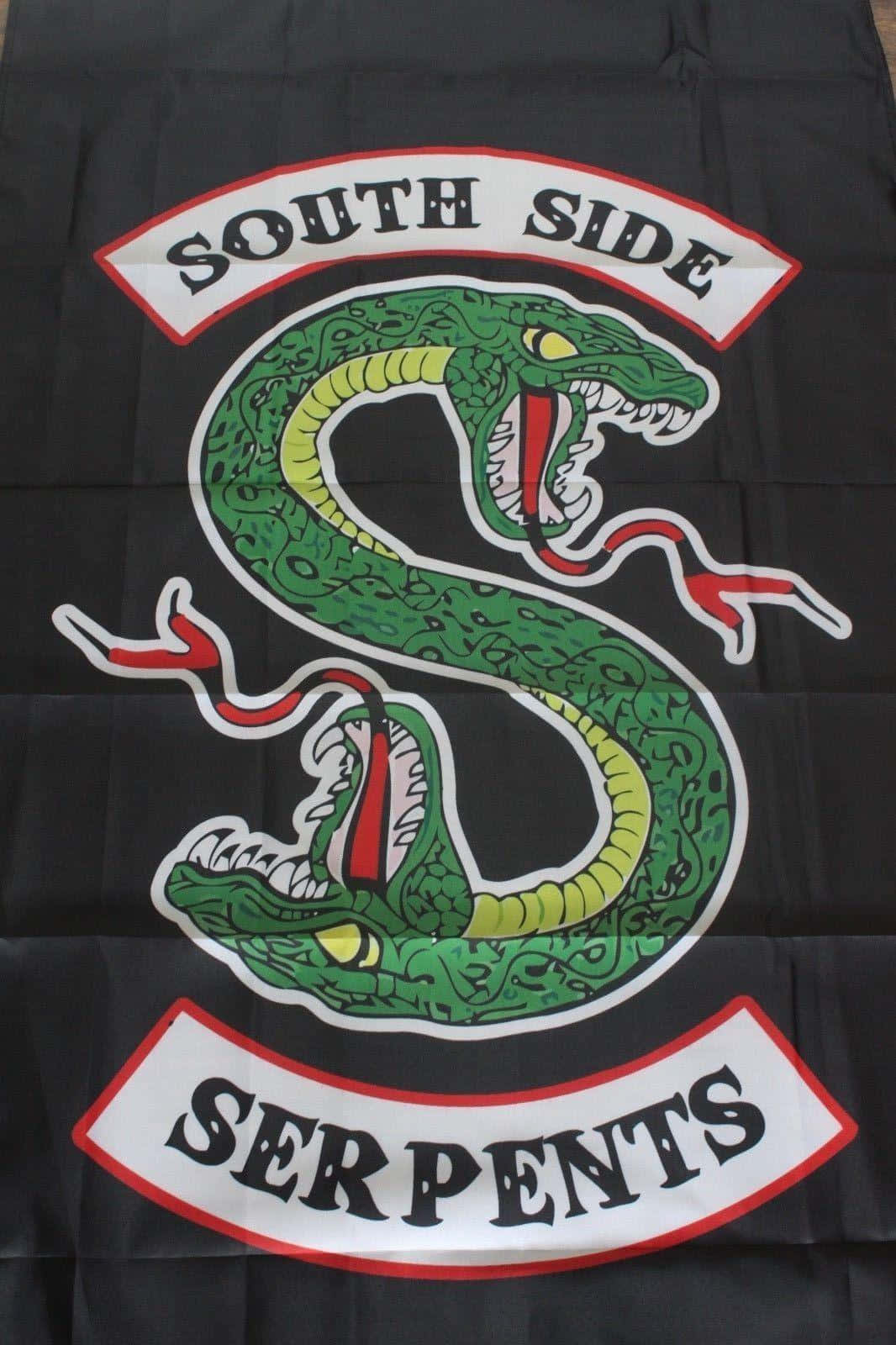 黑色旗幟，綠色蛇形成S形，文字South Side Serpents