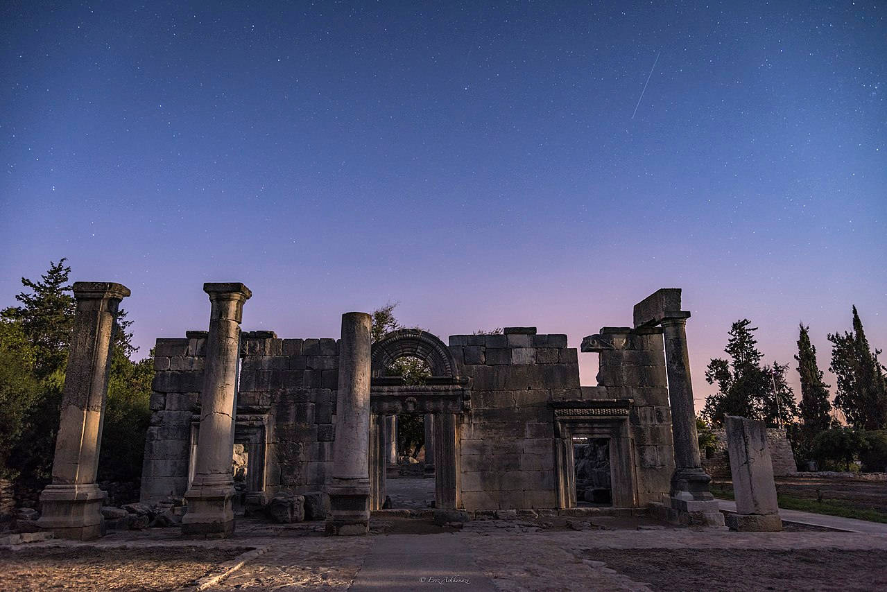 古代石頭遺蹟在星光燦爛的黃昏天空下，一顆流星劃過頭頂。