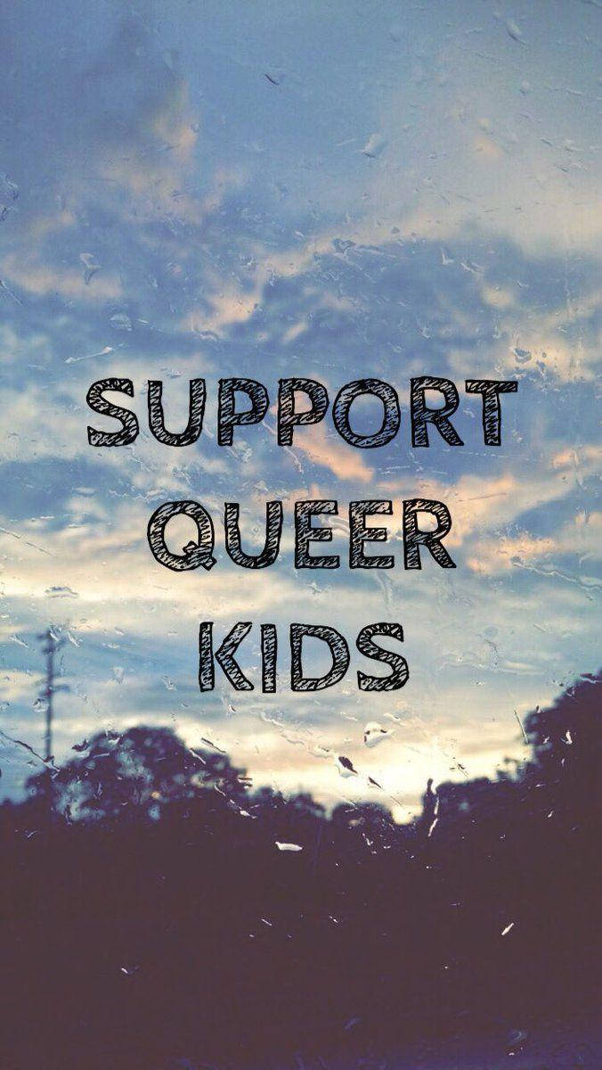 驕傲 桌布 壁紙 — 以草繪字體顯示支持 queer 兒童的文字，背景是雨窗景色，有黃昏天空和樹木剪影。