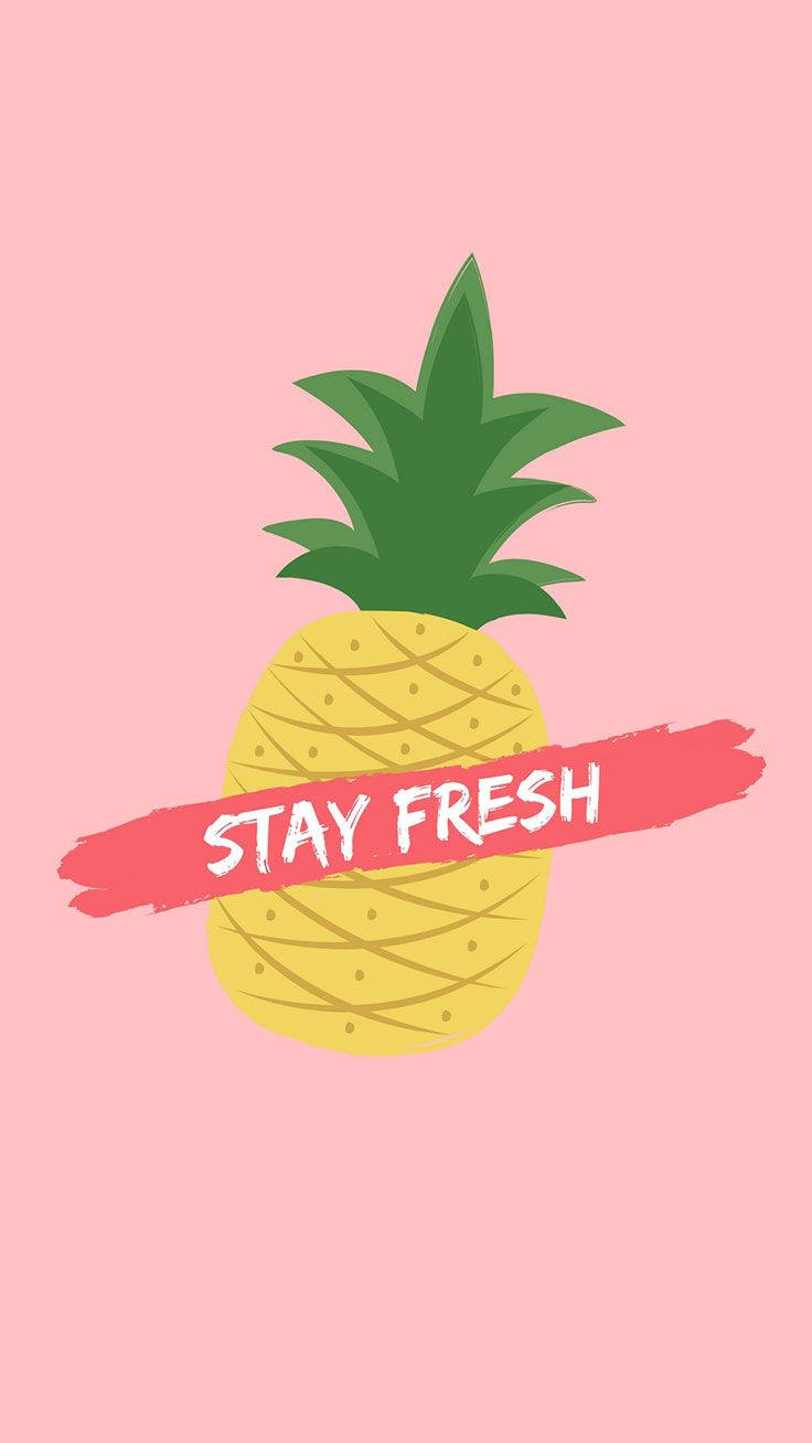 一個菠蘿，帶有粉紅色橫幅，上面寫著「STAY FRESH」，背景是粉紅色。