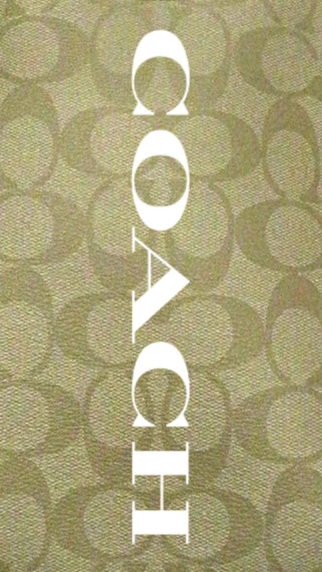 垂直COACH標誌在紋理橄欖綠圖案背景上。