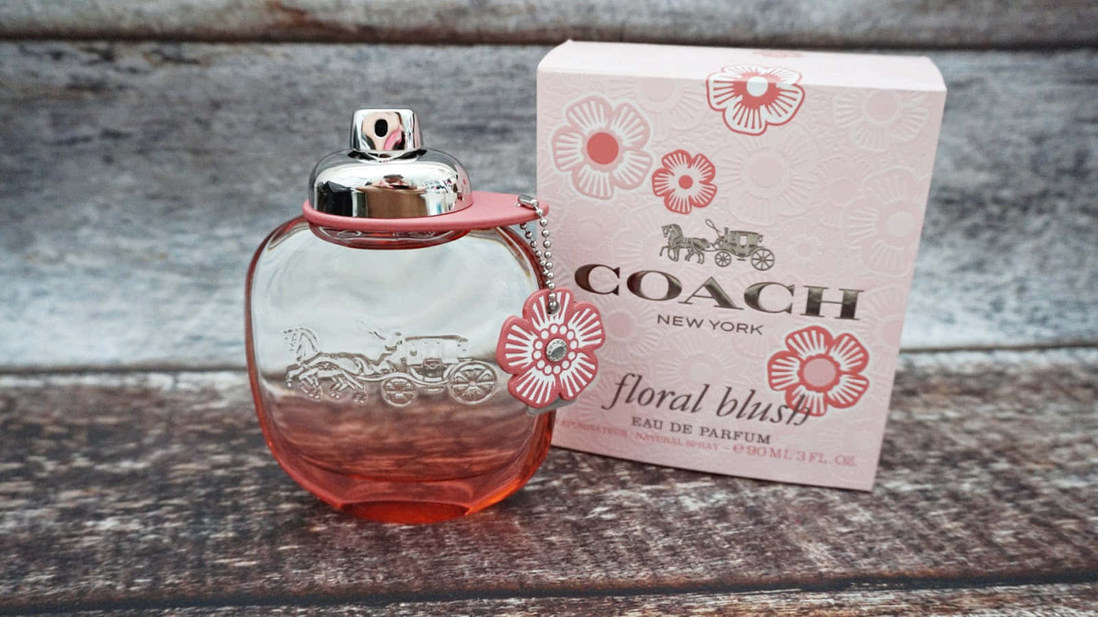 Coach Floral Blush 香水瓶和盒子在木質背景上