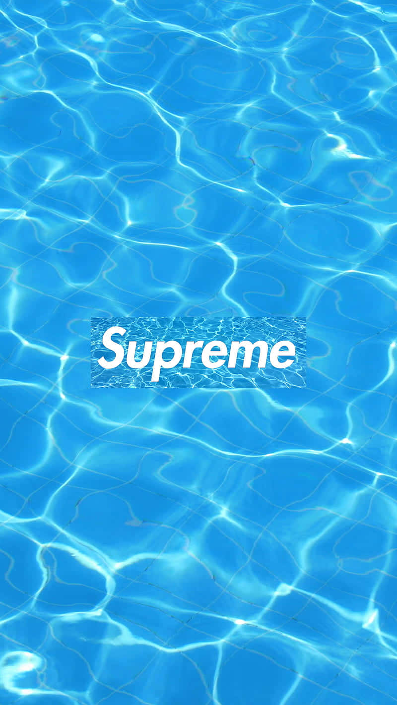 藍色池水，水面泛起漣漪，中央有白色Supreme標誌。