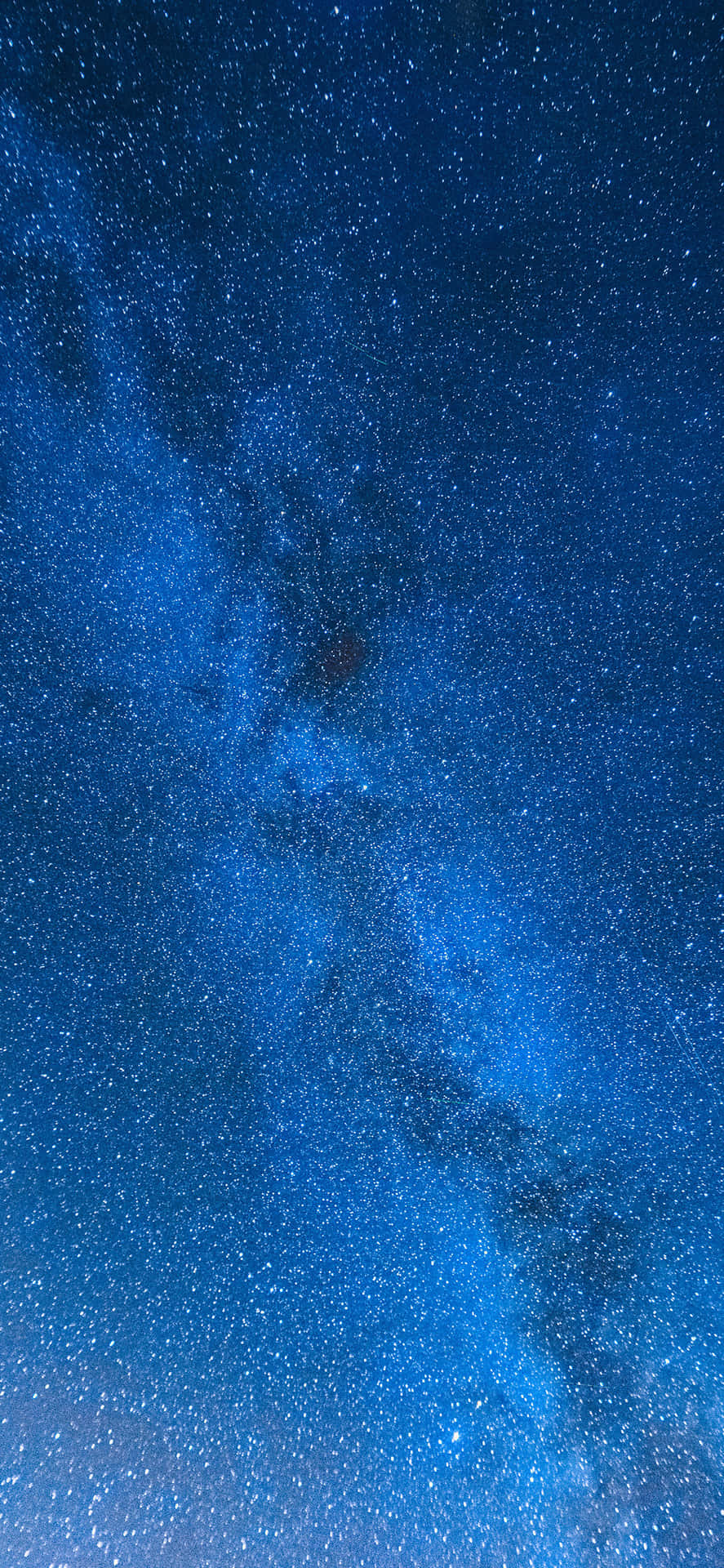 銀河系在深藍色夜空中與無數星辰一同閃耀。