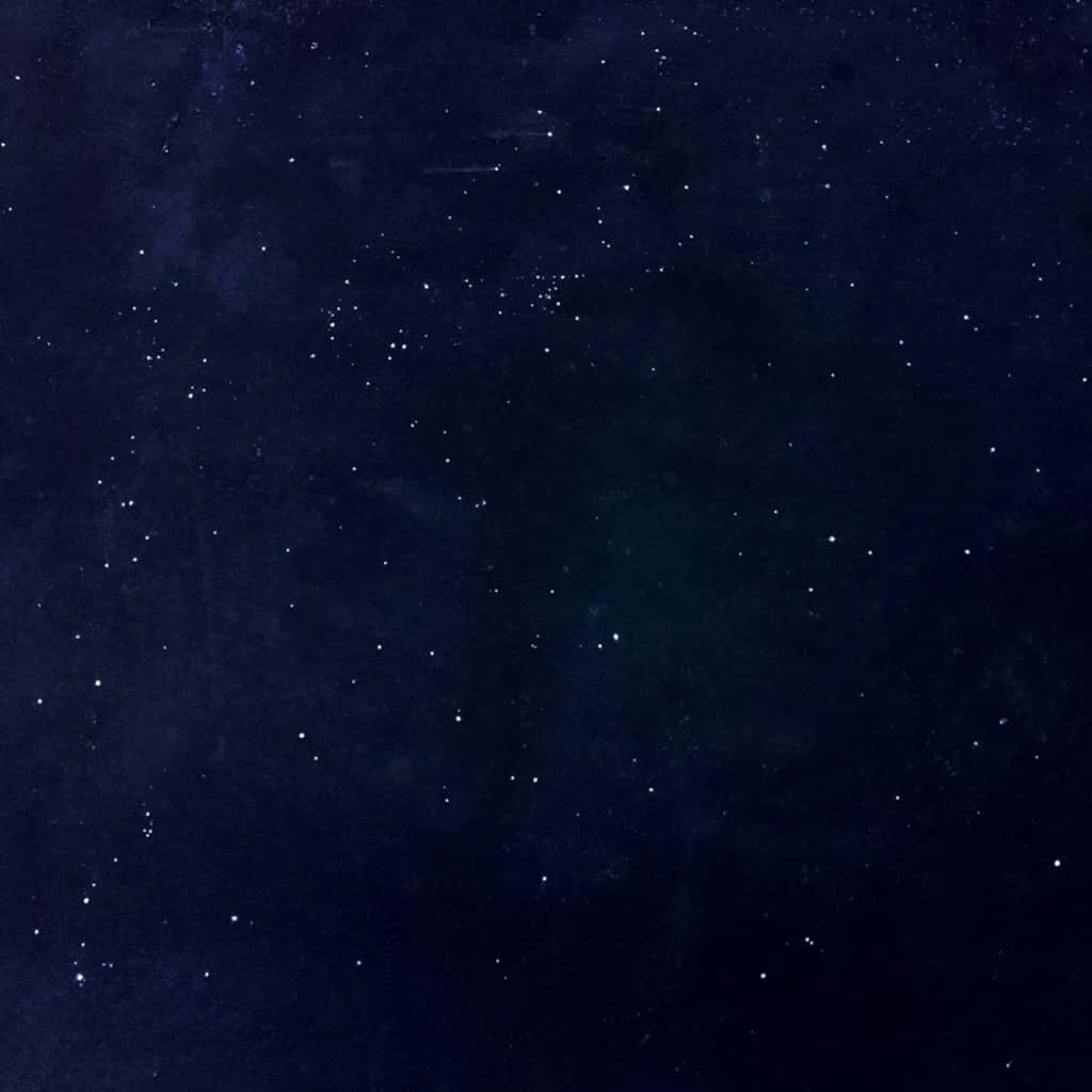 黑暗的星空，散落著明亮的星星和淡淡的星雲雲層。