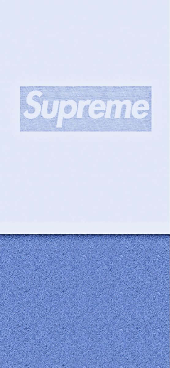 以藍色至尊展現個人風格 壁紙 — 白色極簡Supreme標誌，帶紋理的藍白背景。