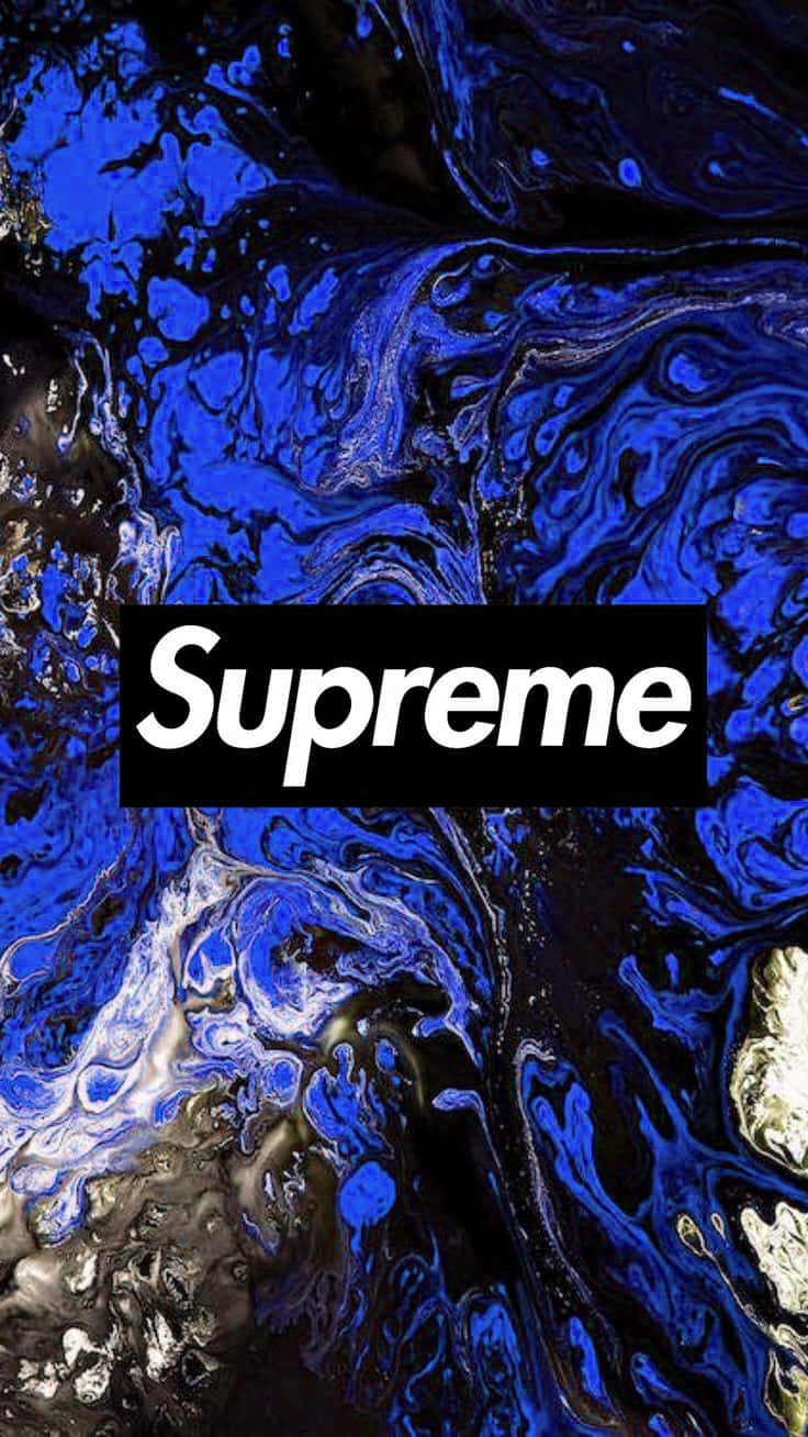 以藍色至尊展現個人風格 壁紙 — 充滿活力的藍色和黑色液體漩渦形成動態抽象背景，中央有一個大膽的白色Supreme標誌。