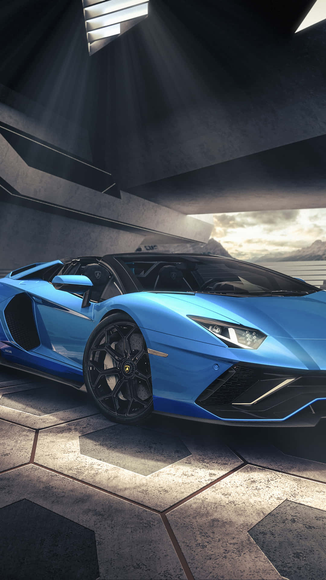 藍色林寶堅尼 Aventador SVJ 在現代混凝土車庫中，燈光效果強烈。