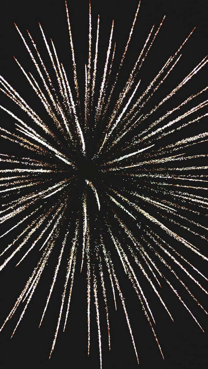 金色煙火在黑暗的夜空中以星爆圖案綻放。
