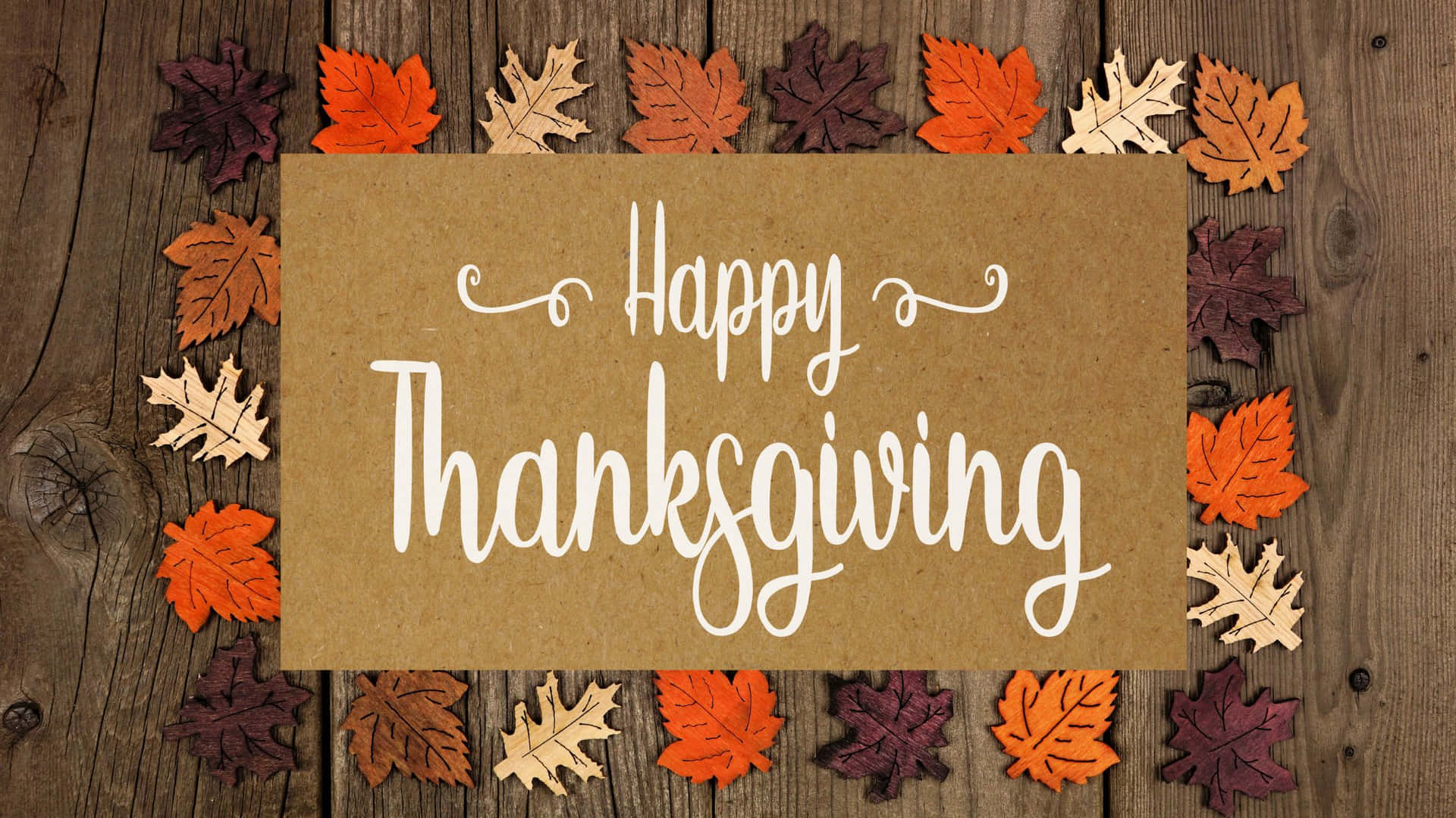 以秋葉框住的Happy Thanksgiving卡片（木質）。