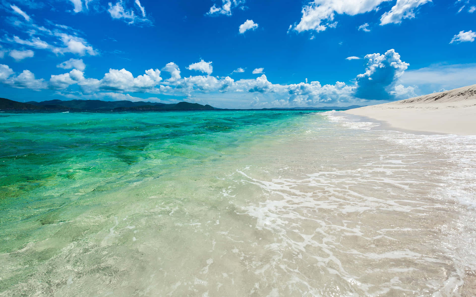 白色沙灘、碧綠海水、藍天白雲