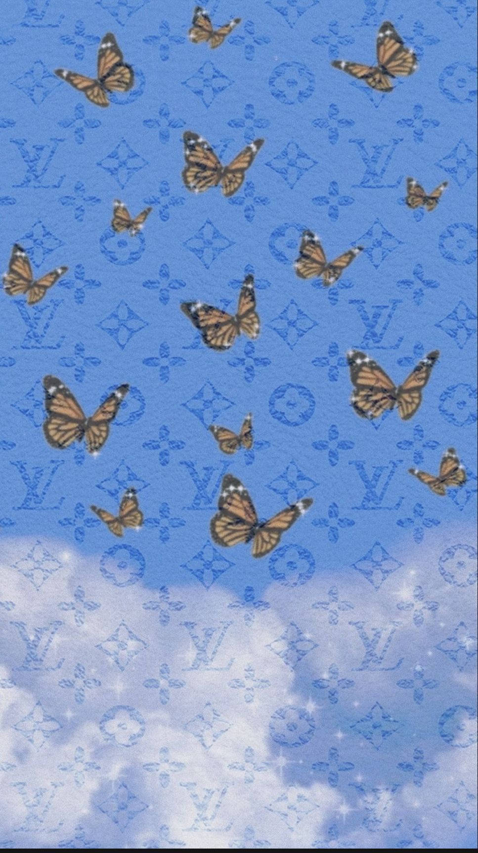 蝴蝶在藍天白雲和 Louis Vuitton 字母圖案上飛翔。