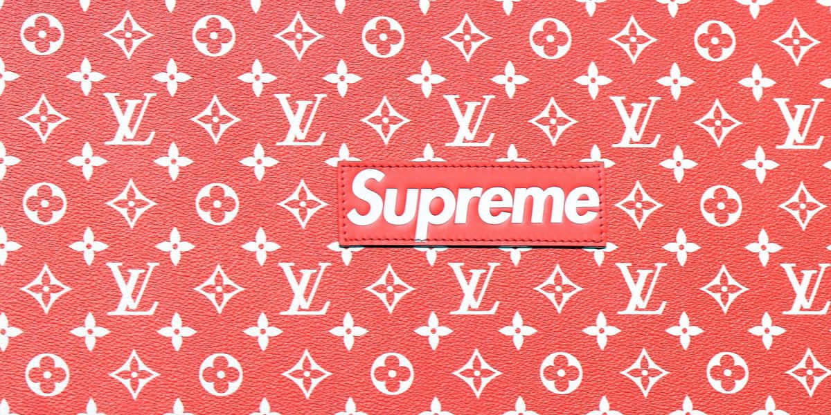 紅色Louis Vuitton monogram背景，帶有白色Supreme標誌貼片。