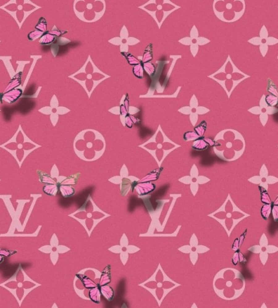 粉紅色蝴蝶在 Louis Vuitton 字母圖案背景上飛舞。