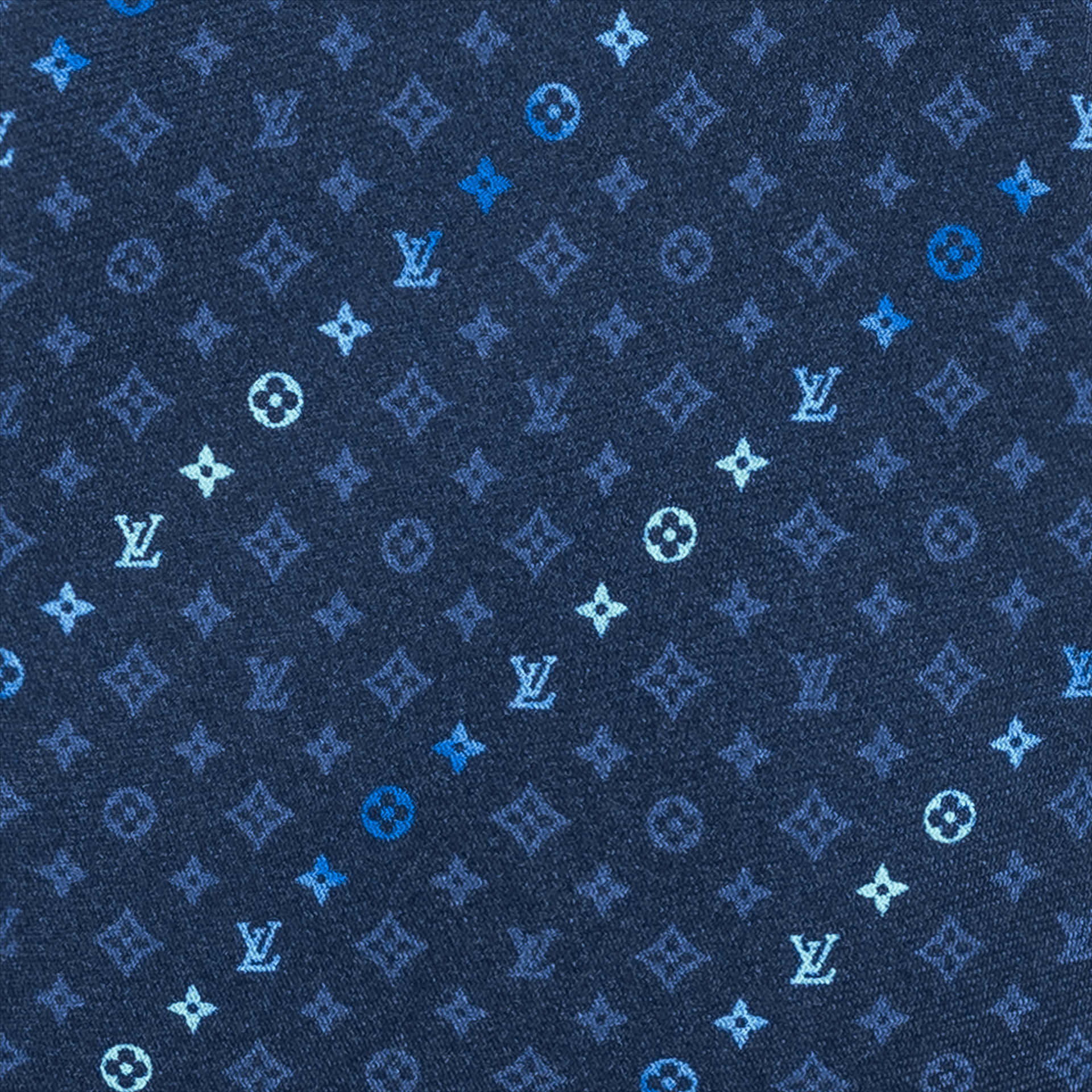 深藍色牛仔布，帶有重複的淺藍色 Louis Vuitton 字母圖案。