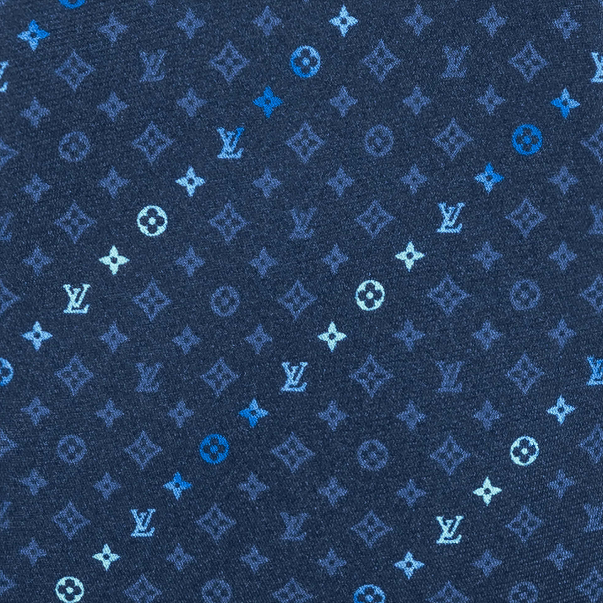 海軍藍布料上重複淺藍色 Louis Vuitton 字母組合圖案。