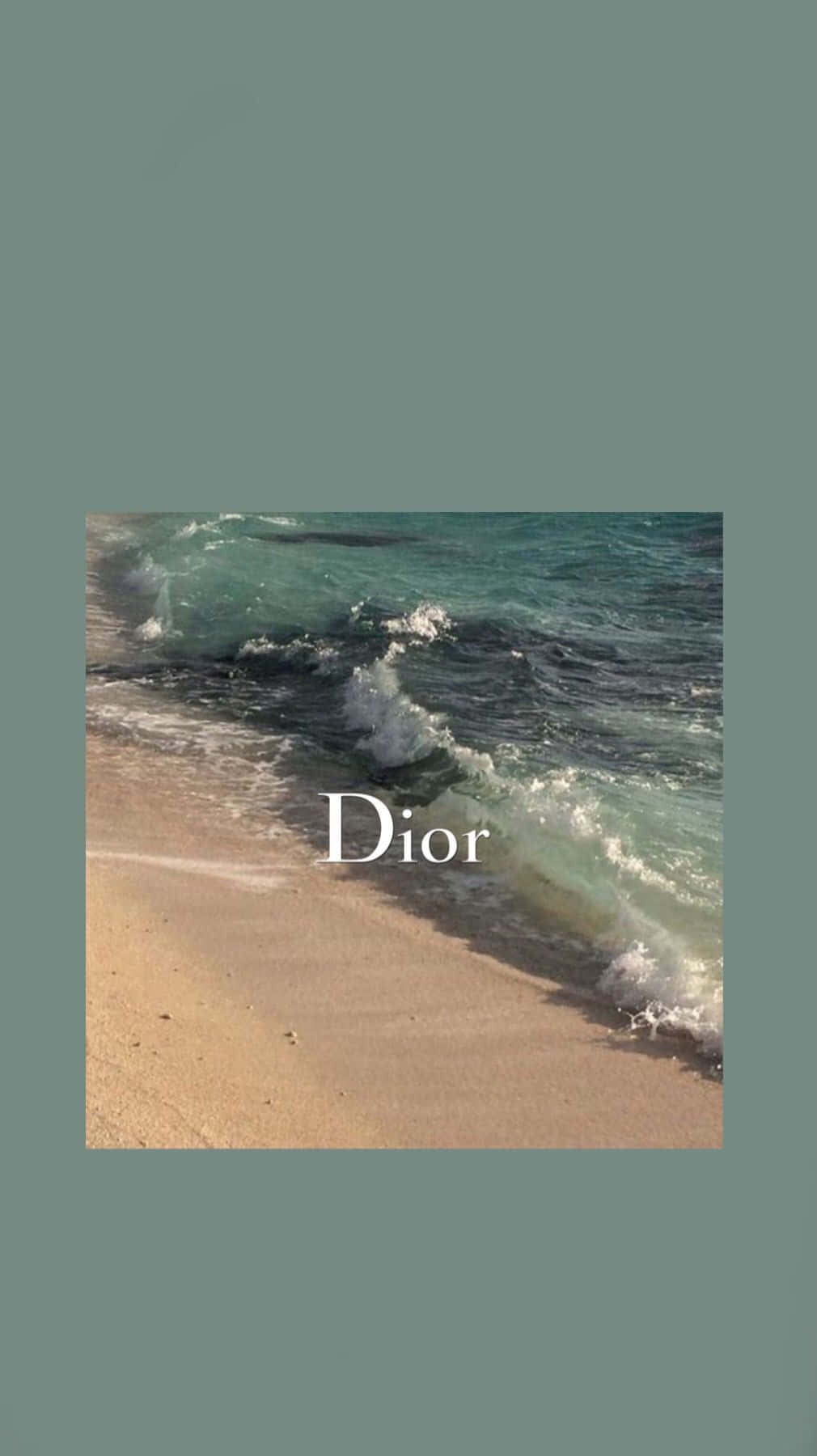 碧綠色海浪湧上金色沙灘，中央有Dior標誌。