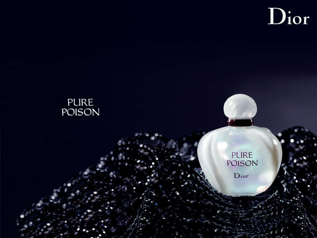 Dior Pure Poison香水瓶在黑色閃粉背景上。