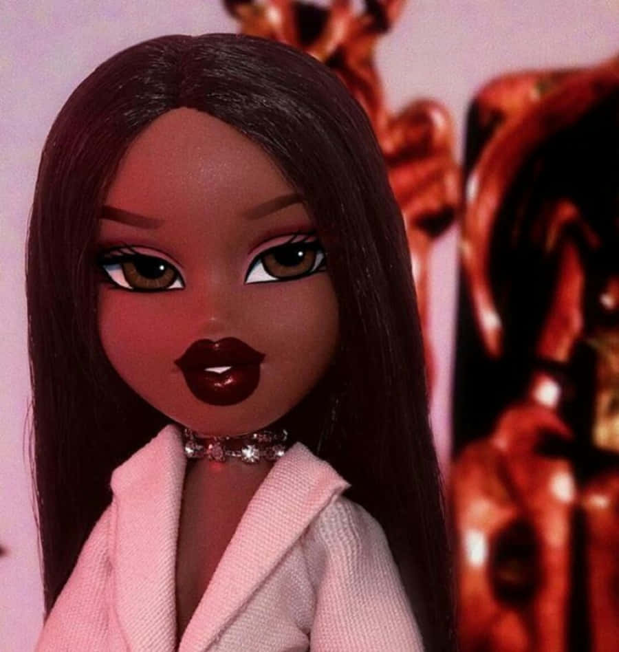 Bratz 公仔著粉紅色西裝外套同頸鏈，深色頭髮同大膽嘅嘴唇。