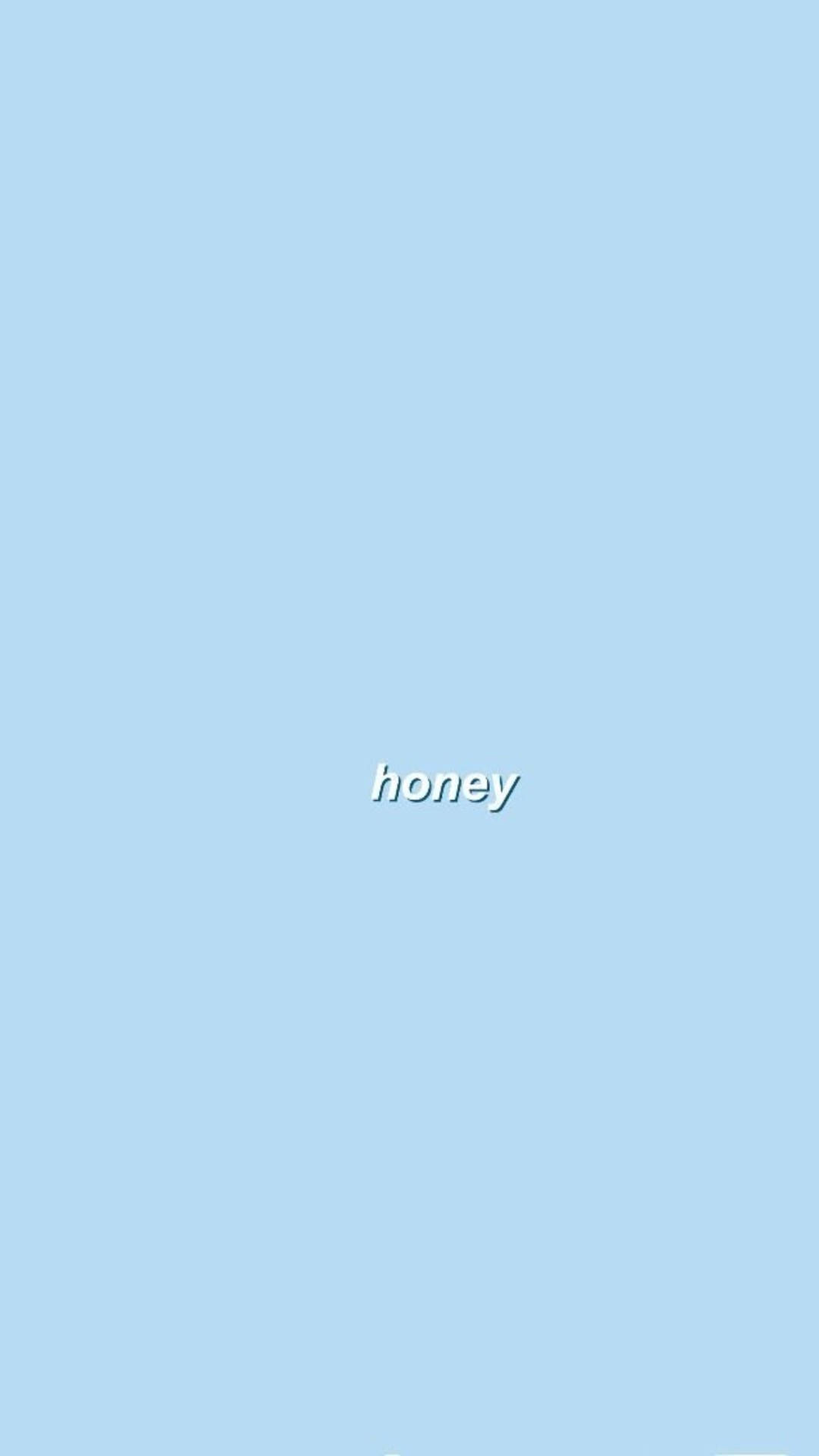 簡約風格牆紙，柔和藍色背景上印有「honey」一字。