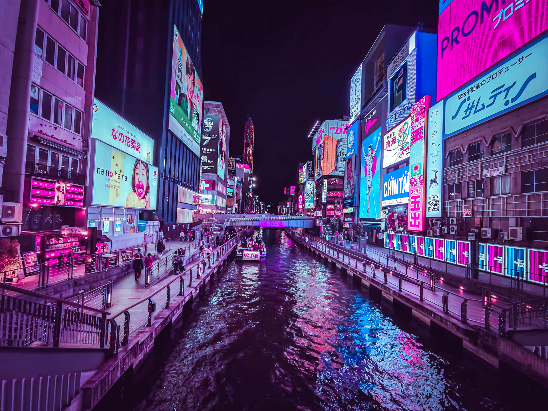 日本城市夜晚中一條閃爍的運河，霓虹燈牌倒映在水面上。