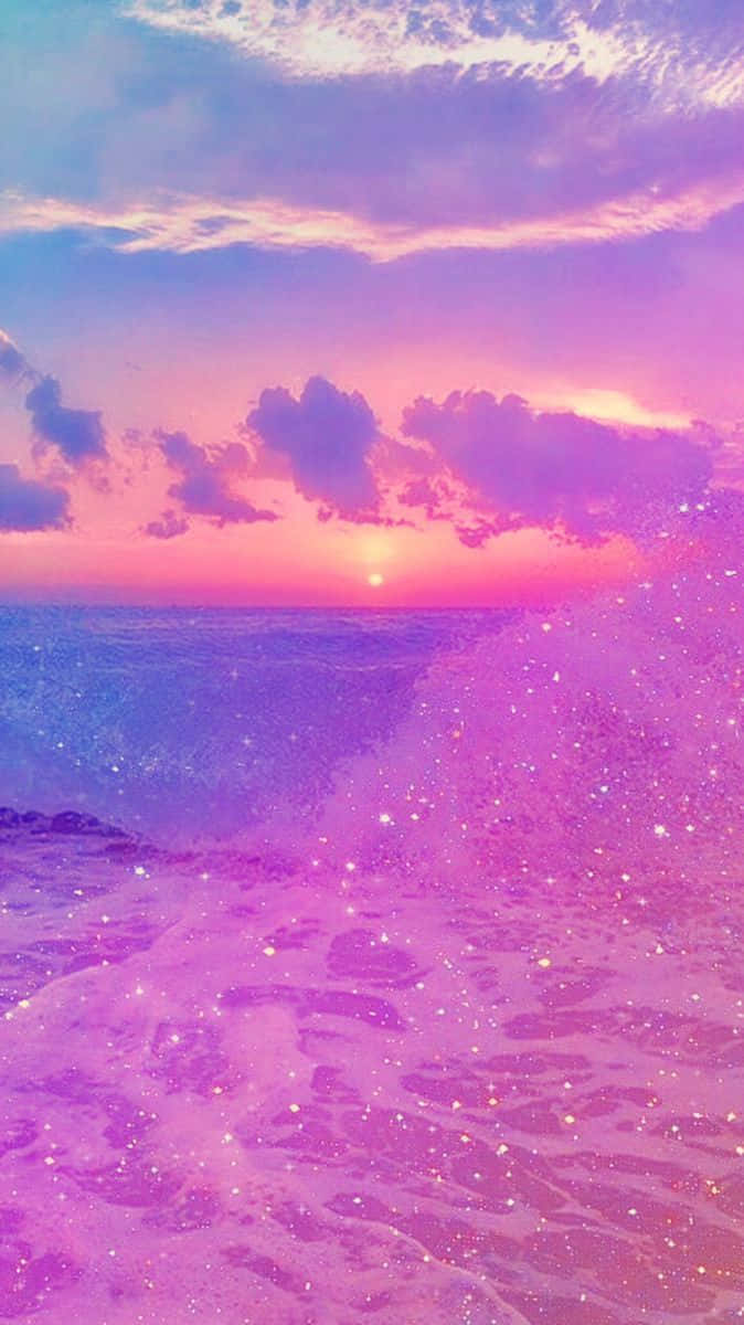 粉紫色日落映照在閃爍的海浪上，伴隨著柔軟的雲朵。