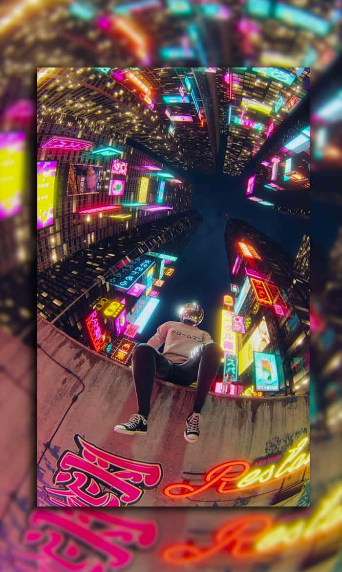 夜晚，未來城市中，一個人坐在發光霓虹招牌下的邊緣