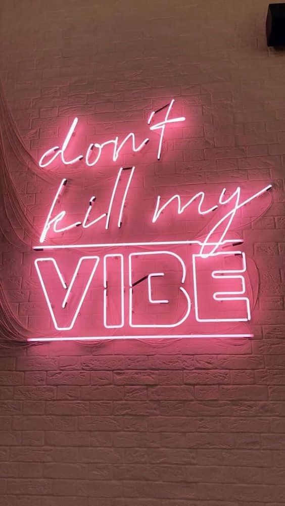 粉紅色霓虹燈牌，上面寫著 don't kill my vibe，安裝在磚牆上