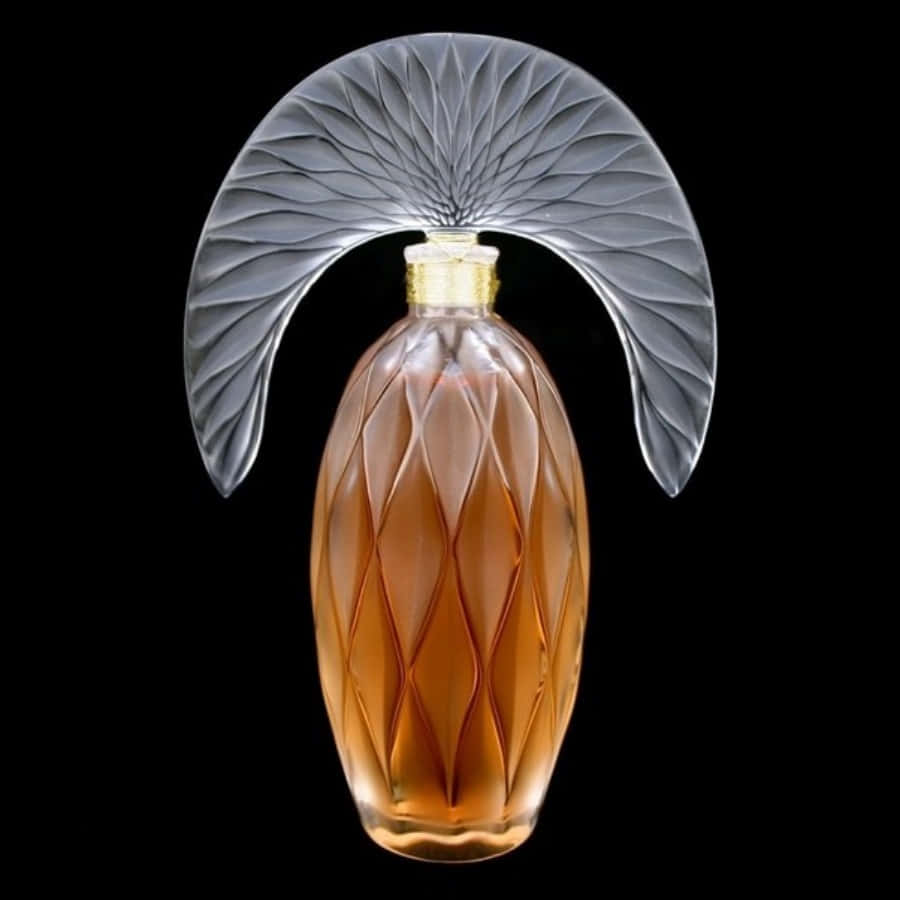 裝飾藝術風格香水瓶，琥珀色液體，銀色葉形瓶蓋，黑色背景