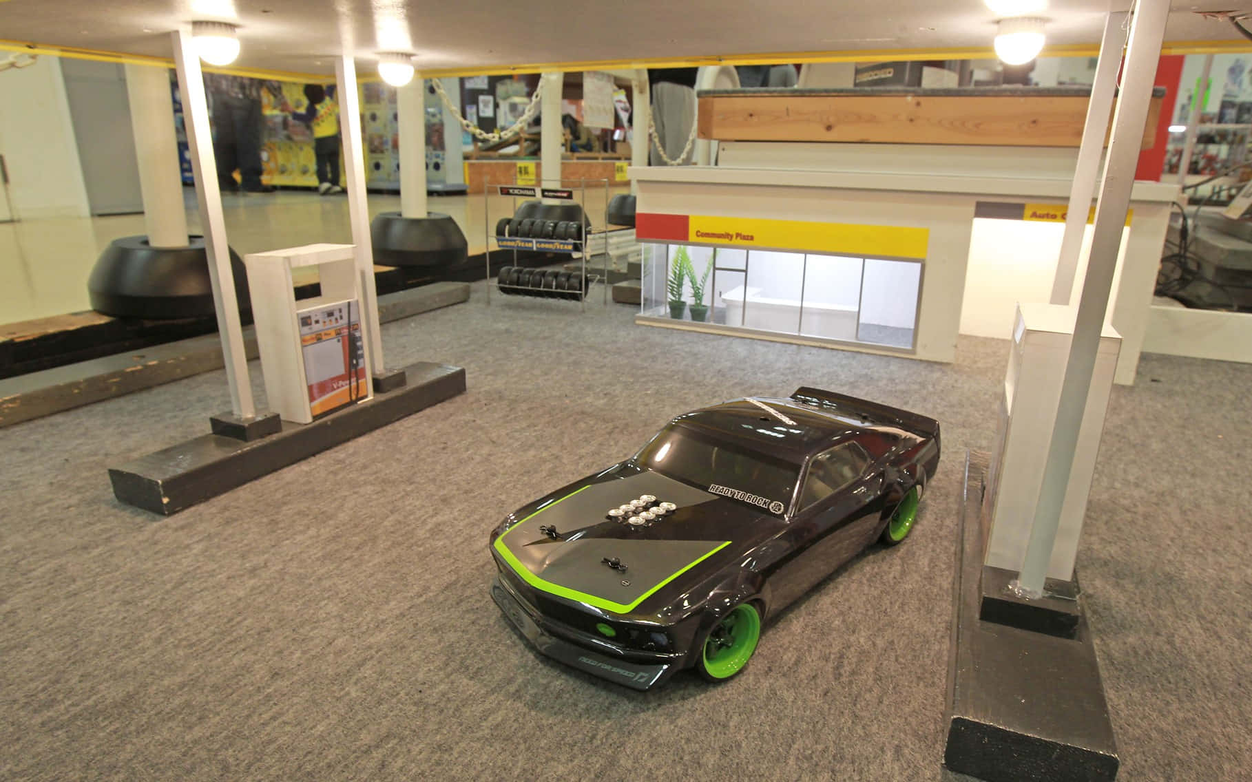 迷你加油站展示中的黑色和綠色遙控車。