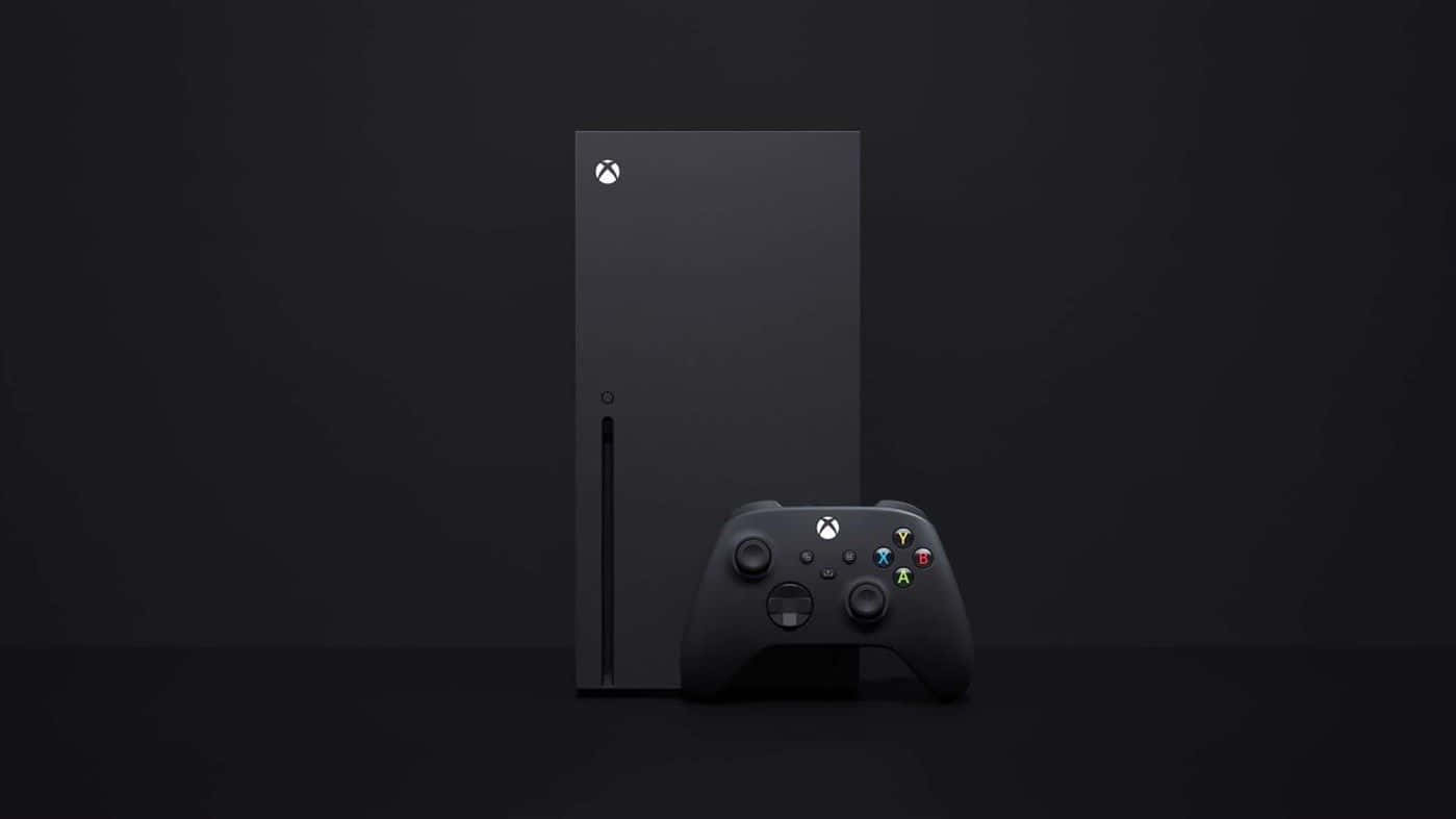 以酷Xbox體驗頂級遊戲樂趣 壁紙 — 一部時尚的黑色 Xbox Series X 主機和控制器，在簡約的深色背景和柔和的工作室燈光下展現。
