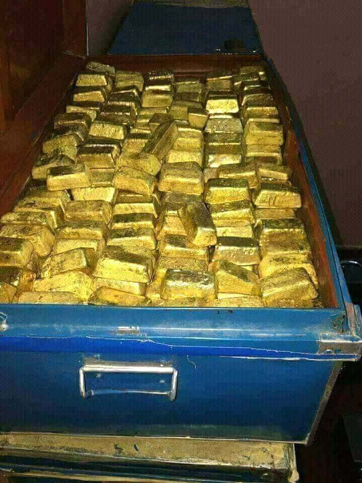 裝滿金條的藍色金屬箱